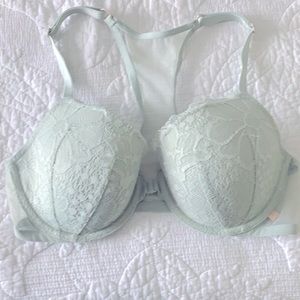 Victoria’s Secret bra (34 D)